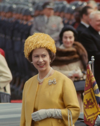 Připomeňte si ikonické looky Alžběty II.
