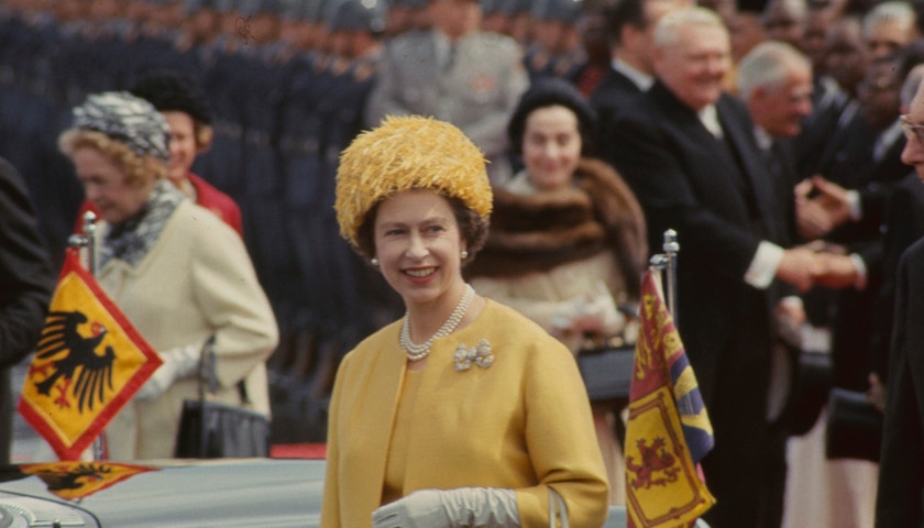 Připomeňte si ikonické looky Alžběty II.