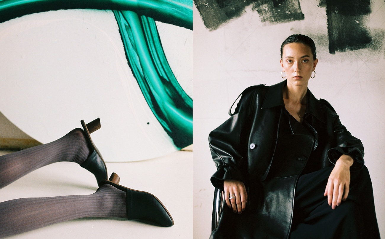 Vlevo: boty, ALEŠ HNÁTEK; ponožky, PRADA; obraz, PATRICA KOYSOVÁ.  Vpravo: náušnice, ZUZANA SPUSTOVA x ARKET; kožený trenčkot, IVANA MENTLOVÁ; prsten, MAGDALÉNA ŠŤASTNÍKOVÁ; kalhoty, DRIES VAN NOTEN (prodává SPACE), židle, MIES VAN DER ROHE.