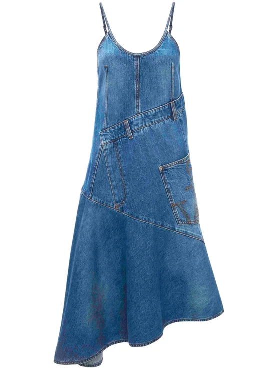 Asymetrické džínové šaty,  JW ANDERSON, prodává Farfetch, 533 €