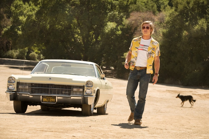 Tenkrát v Hollywoodu (Once Upon a Time in Hollywood/2019): Po květnovém uvedení v Cannes následovaly ovace vestoje i nadšené reakce kritiků. Od té doby už byla uvedena i prodloužená verze, která obsahuje 10 minut nových záběrů a film se tak stále udržuje v povědomí diváků. Quentin Tarantino, který dosud Oscara nezískal, aspiruje na ocenění za nejlepší režii. A očekává se, že Leonardo DiCaprio, Brad Pitt a Margot Robbie získají herecké nominace. Autor: Once Upon a Time in Hollywood, Sony Pictures Releasing/The Hollywood Archive