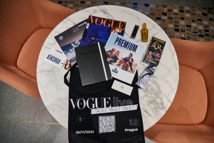 Obsah tašky, kterou dostávali hosté konference Vogue Live Talks.