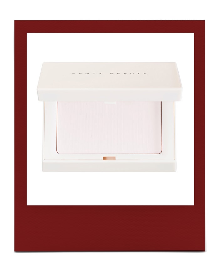 Matující pudr Invisimatte Blotting Powder, FENTY BEAUTY BY RIHANNA, 830 Kč Autor: Archiv značky
