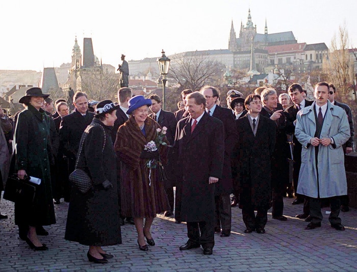 Královna Alžběta II. a Václav Havel v Praze