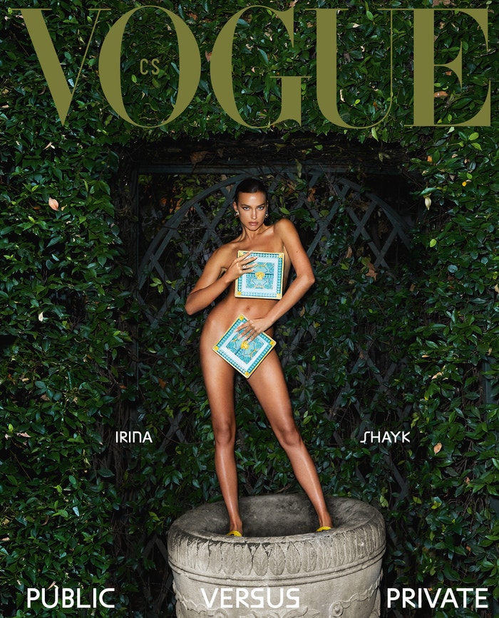 Irina Shayk na obálce listopadové Vogue CS z roku 2020 v milánském domě Gianniho Versaceho