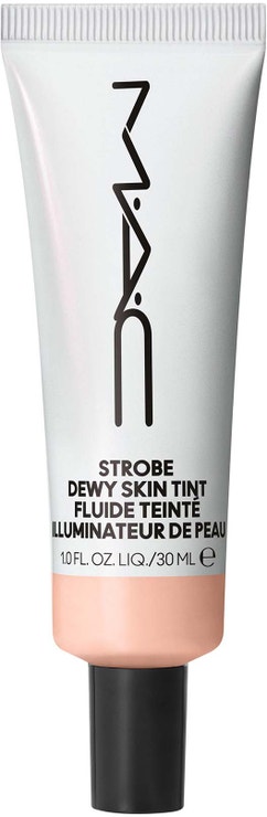 Lehký tónovaný krém Strobe Dewy Skin Tint, MAC, 1150 Kč