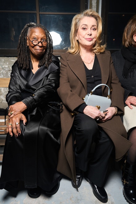 Whoopi Goldberg a Catherine Deneuve na přehlídce Ami Paris, 22. ledna 2025