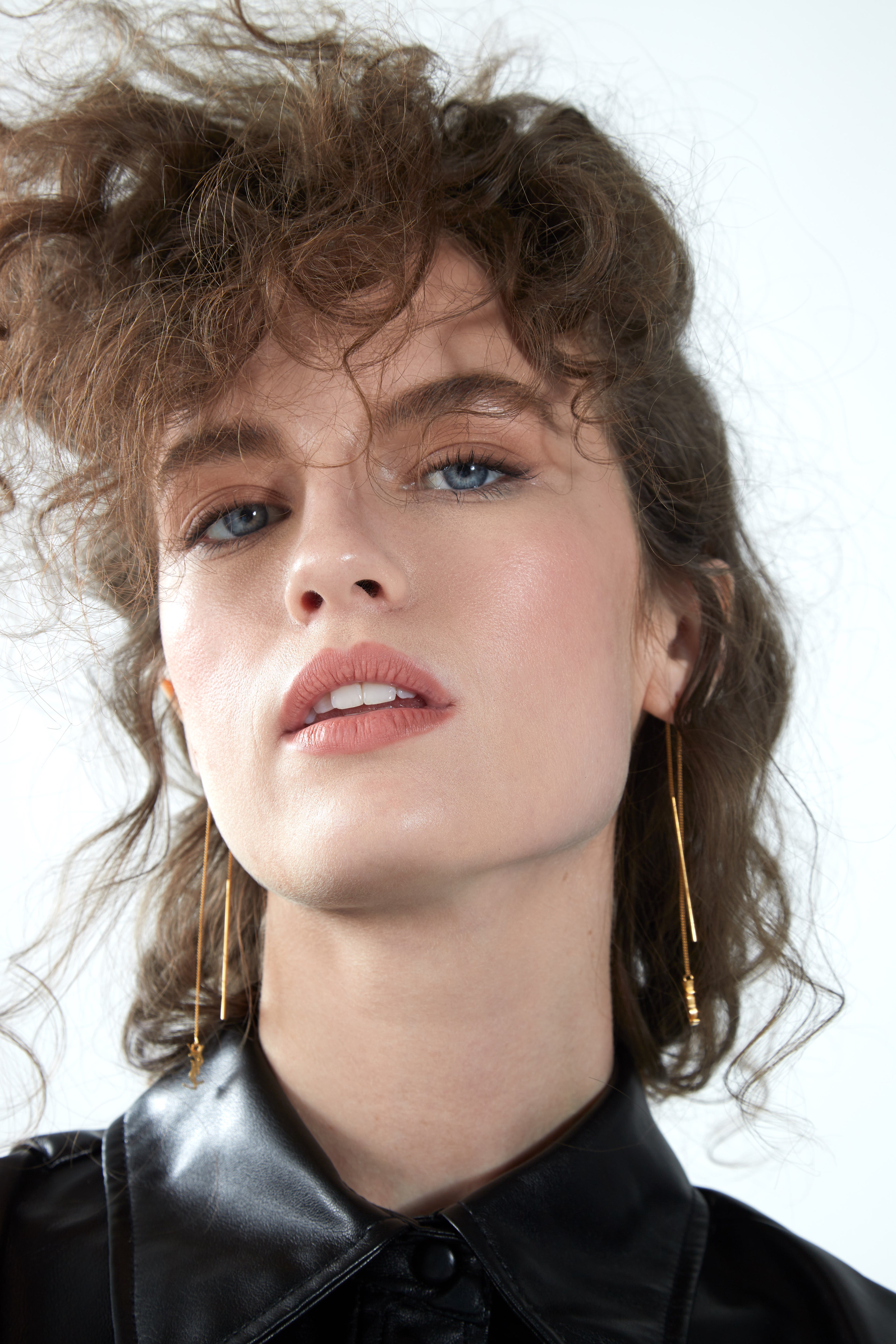 Šaty, Zara; náušnice, Saint Laurent