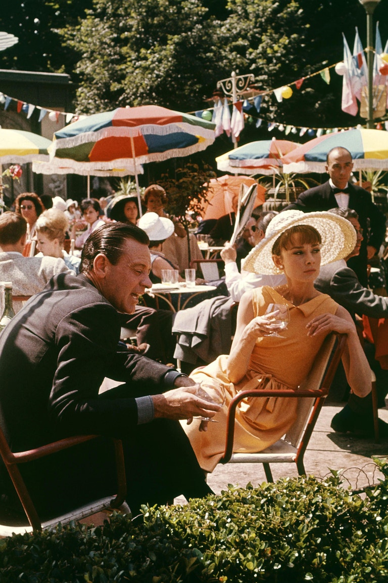 Audrey Hepburn a William Holden ve filmu Paříž v letním parnu