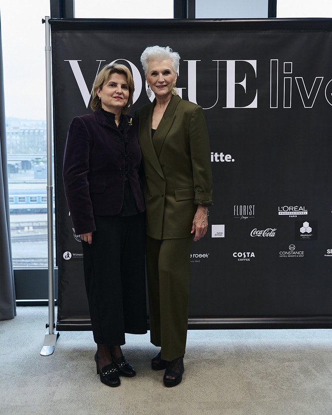Modelka a podnikatelka Maye Musk a manželka ukrajinského velvyslance Olha Perebyjnis na konferenci Vogue Live, 31. března 2022