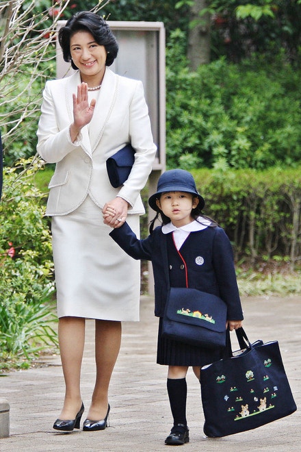 Japonská princezna Aiko během slavnostní ceremonie s maminkou (dnes císařovnou) Masako, školka Gakušúin, Tokio, duben 2006