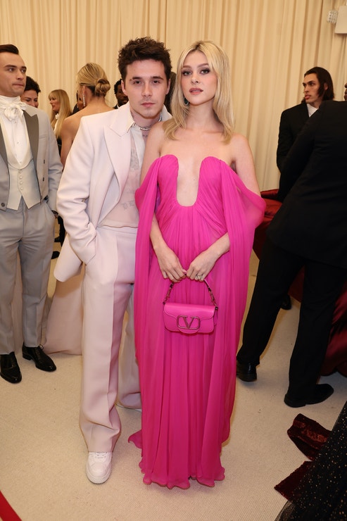 Brooklyn Beckham v obleku Valentino Haute Couture a Nicola Peltz Beckham v šatech Valentino Pink PP, Met Gala 2022