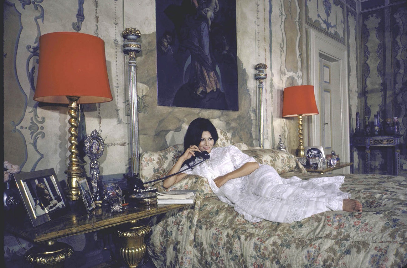 Sophia Loren v ložnici ve své římské vile, 1964