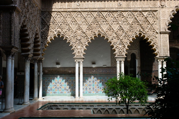  Alcázar, Sevilla, Španělsko: Úchvatný královský palác v Seville s kvetoucími zahradami, propracovanými dlážděnými nádvořími a zlacenými stropy se v páté řadě seriálu promění v palác Dorne. Maurská pevnost z 10. století je nejstarším evropským palácem, který je stále obýván. Autor: NurPhoto / Contributor