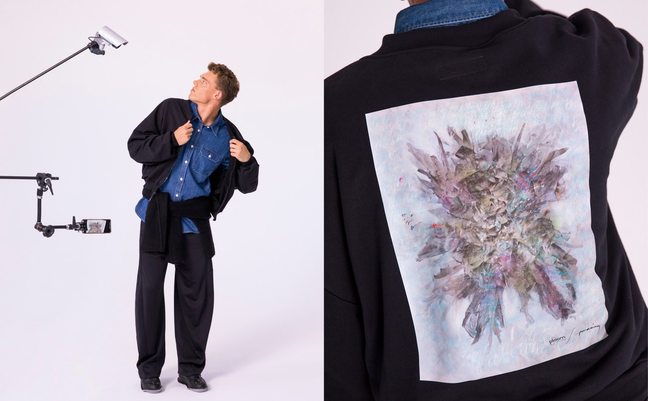 Košile LEVI’S; kalhoty TIBI prodává Symbol); svetr H&M STUDIO; tenisky JAN ČERNÝ