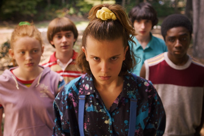 Stranger Things: Třetí pokračování sci-fi trháku bratrů Dufferových, které se odehrává v létě roku 1985, je návratem k vrcholné formě. Učinkují v něm Millie Bobby Brown, Sadie Sink a Finn Wolfhard společně s vycházející hvězdou Mayou Hawke, která se připojuje jako zaměstnankyně Scoops Ahoy. Děj se točí okolo Starcourt Mall, který odkazuje ke konzumnímu stylu osmdesátých let a poskytuje perfektní kulisu pro akční scény. (právě běží) Autor: Netflix
