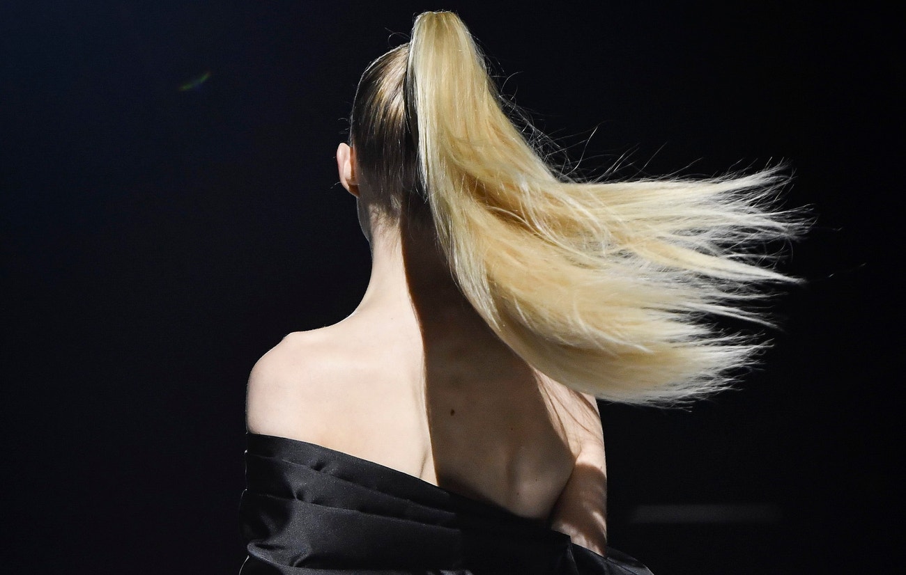 Model na přehlídce Mugler podzim - zima 2023/2024