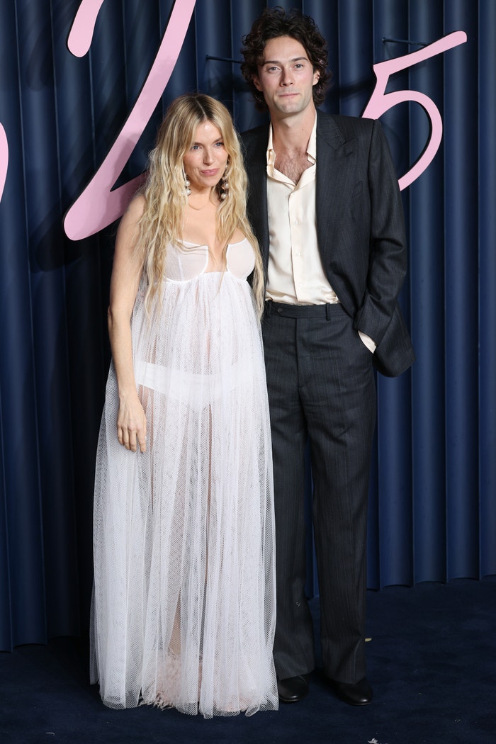 Sienna Miller a Oli Green na předávání cen Fashion Awards 2025