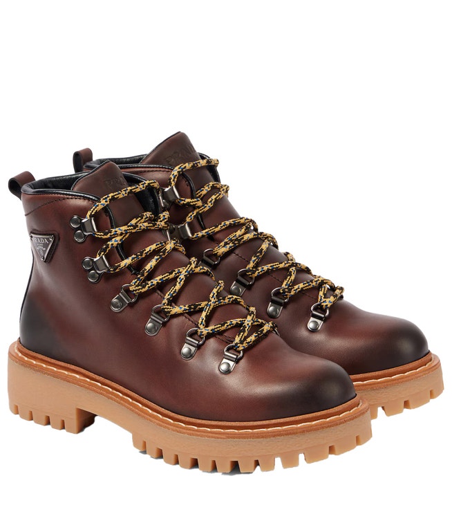 Kožené pohorky St. Moritz, PRADA, prodává Mytheresa, 1 200 €