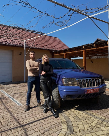 Juliana Genzel s manželem Genzelem. Auto věnovali ukrajinské armádě
