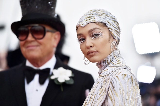 Michael Kors a Gigi Hadid na Met Gala 2019, téma Camp: Notes on Fashion, Metropolitní muzeum v New Yorku, květen 2019