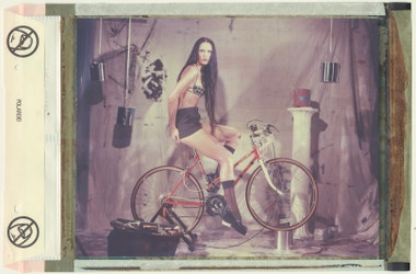 Nedokonalost jako nový ideál. Kult autenticity nastavuje zrcadlo době