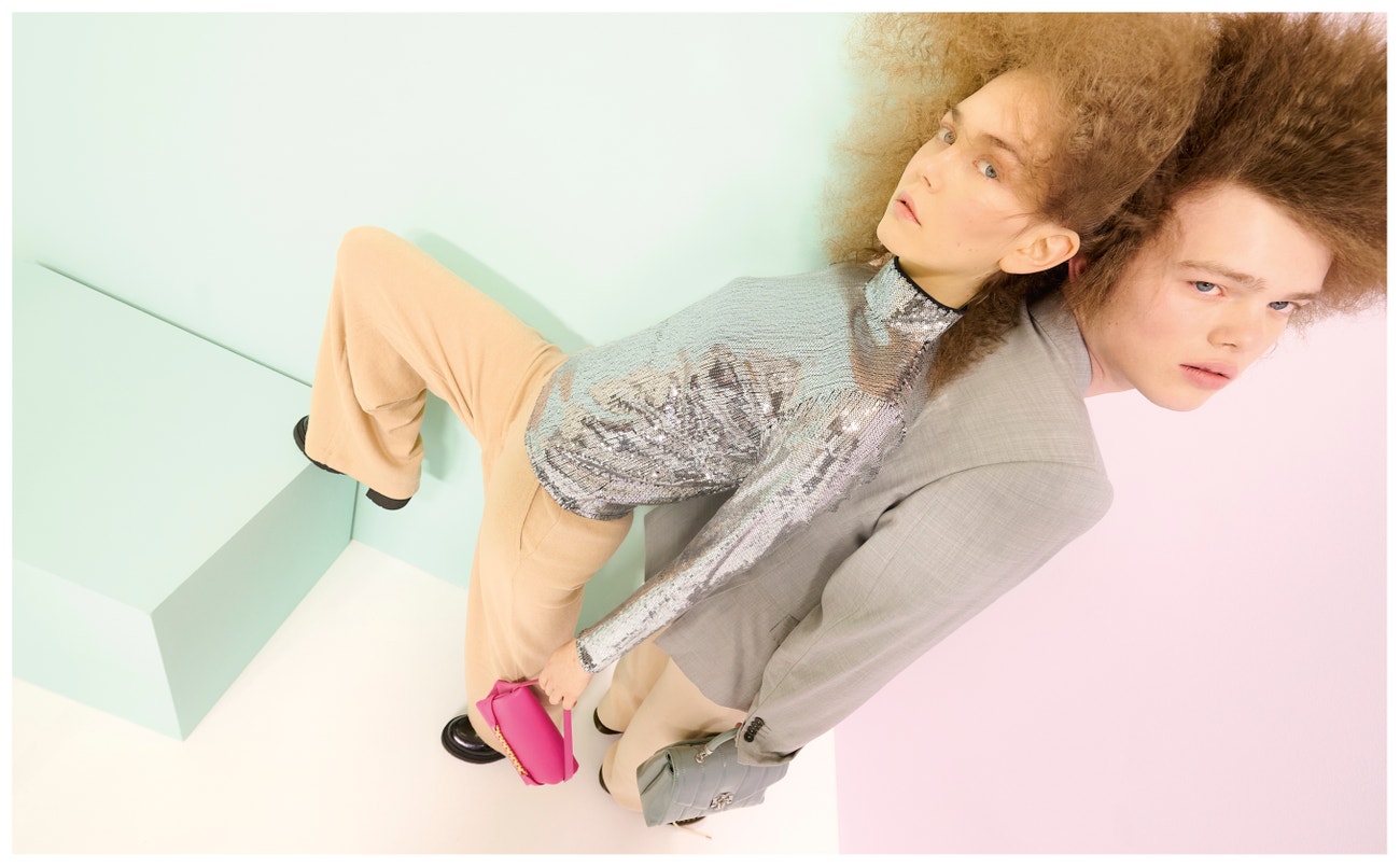Agata má na sobě top, Morgan, prodává ANSWEAR, 1 299 Kč; kalhoty, Max Mara Leisure, prodává ANSWEAR, 5 499 Kč; boty, Boss, prodává ANSWEAR, 4 699 Kč; kabelka, Victoria Beckham, prodává ANSWEAR, 19 999 Kč.  Gragor má na sobě sako, Armani oblek, prodává ANSWEAR, 20 999 Kč; kalhoty, American Vintage, prodává ANSWEAR, 3 699 Kč; boty, GANT, prodává ANSWEAR, 3 099 Kč; kabelka, Tory Burch, prodává ANSWEAR, 15 999 Kč.