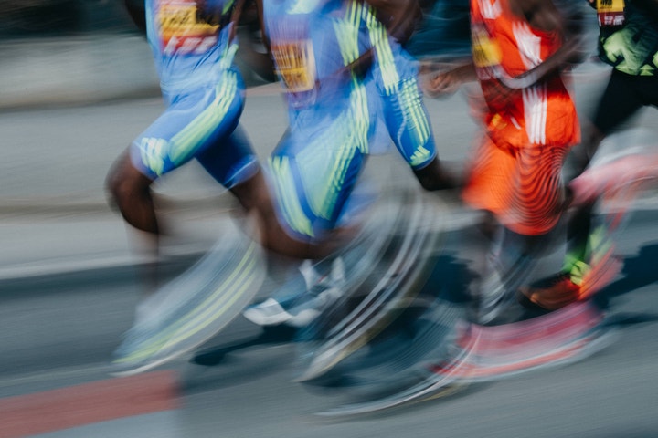 Přes řeku a zase zpátky: Do letošního ročníku pražského půlmaratonu vnesl adidas radost z běhu 