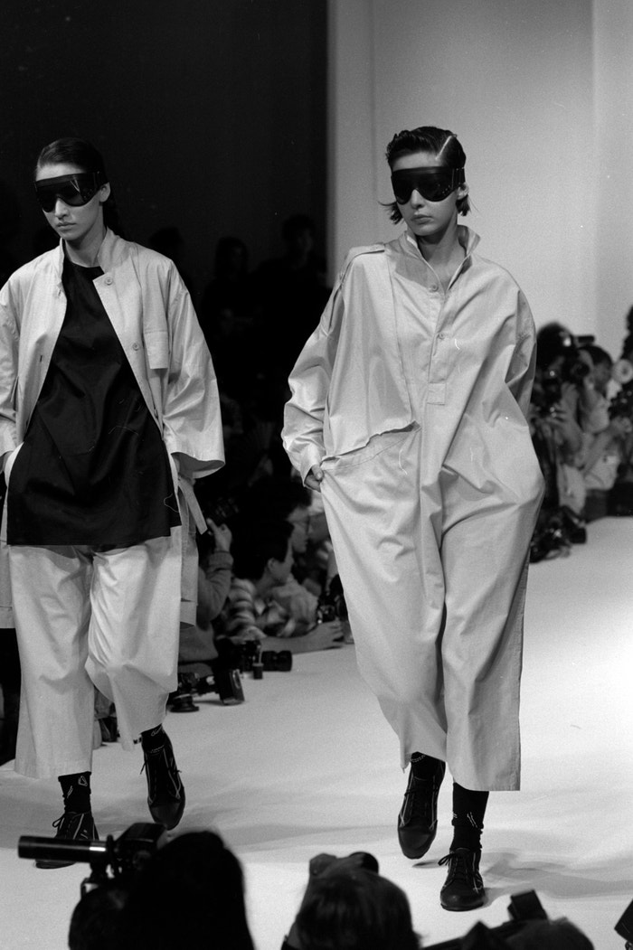Yohji Yamamoto, SS81: Genderově neutrální modely představil ještě předtím, než se staly normou. Své nositele chrání před agresivními elementy vnějšího prostředí a objímají tělo bez ohledu na pohlaví.  Autor: Shutterstock