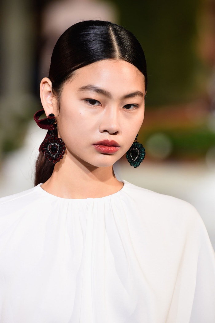 „Svatební den je příležitostí nechat zazářit přirozenou krásu a cítit se nádherně a sebevědomě,“ říká Charlotte Tilbury. Přehlídka Oscar De La Renta, New York Fashion Week, únor 2019