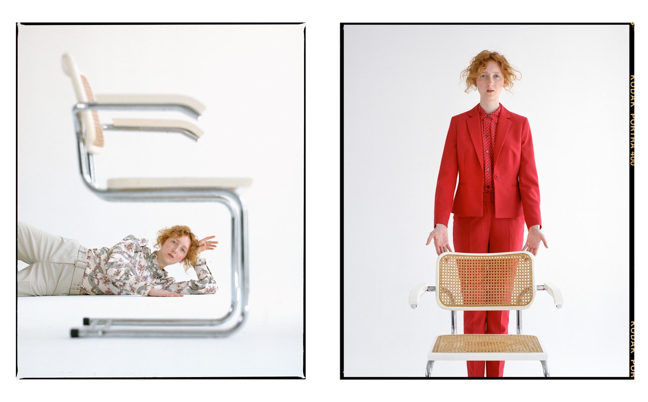 Vlevo: kalhoty, A.P.C.; košile, Isabel Marant (prodává The Store); boty, COS.  Vpravo: oblek, Pietro Filipi; košile, Equipment (prodává Space Praga); boty, COS.