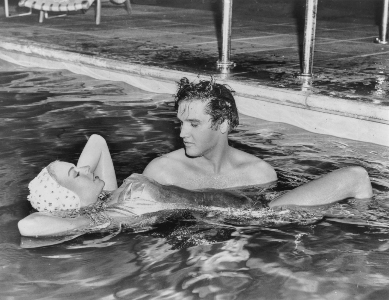 Elvis Presley a Jennifer Holdenve filmu  'Jailhouse Rock', circa 1957.