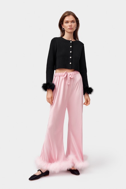 Set s černým kardiganem a růžovými kalhotami s peříčky, SLEEPER, prodává The-Sleeper.com, 260 € (kardigan) a 250 € (kalhoty)