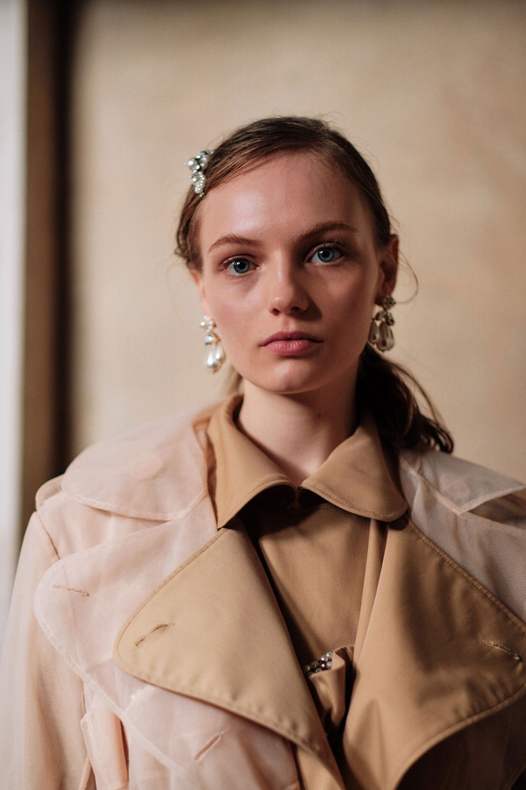 Fran Summers v zákulisí přehlídky Simone Rocha AW19