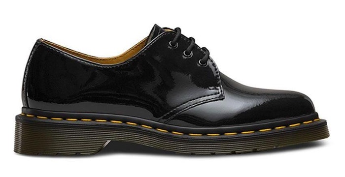 Černé boty s kontrastním prošíváním, Dr. Martens, prodává Footshop, 3490 Kč