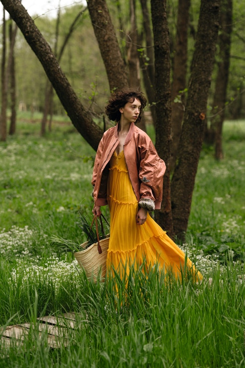 Šaty, Alberta Ferretti, 49 920 Kč; bomber, Vivienne Westwood, 16 440 Kč; kabelka, Tory Burch, 10 410 Kč (vše prodává Zalando.cz)