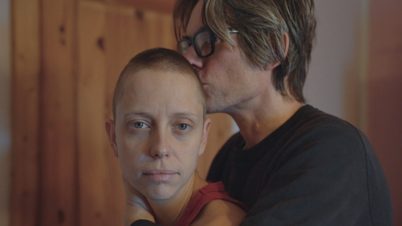 Marie Tomanová a Thomas Beachdel ve filmu Svět mezi námi