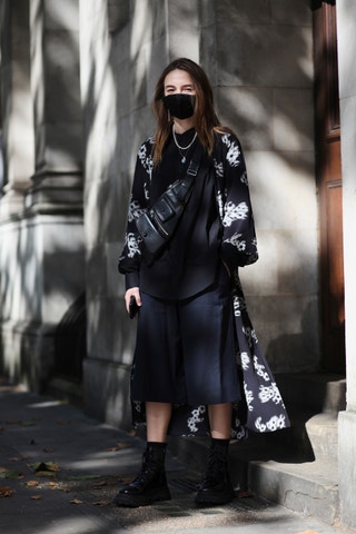 Roušky a nová pravidla. Street style z londýnského fashion weeku