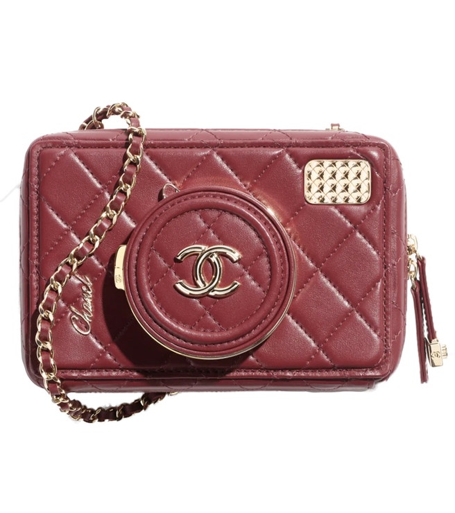 Vínová kabelka Camera Bag z jehněčí kůže, CHANEL, prodává Chanel, 239 100 Kč