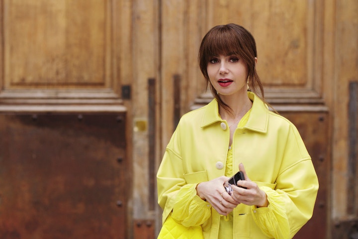 Jaké má Emily in Paris ve své koupelně beauty vychytávky? Podívali jsme se na její kosmetickou poličku