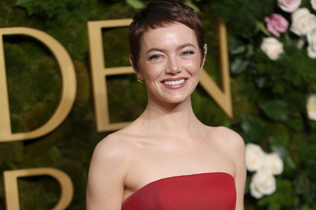 Emma Stone v šatech a se šperky Louis Vuitton na Golden Globes 2025