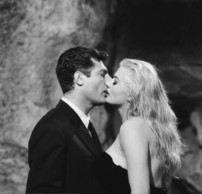1960 Marcello Mastroianni a Anita Ekberg ve filmu La Dolce Vita