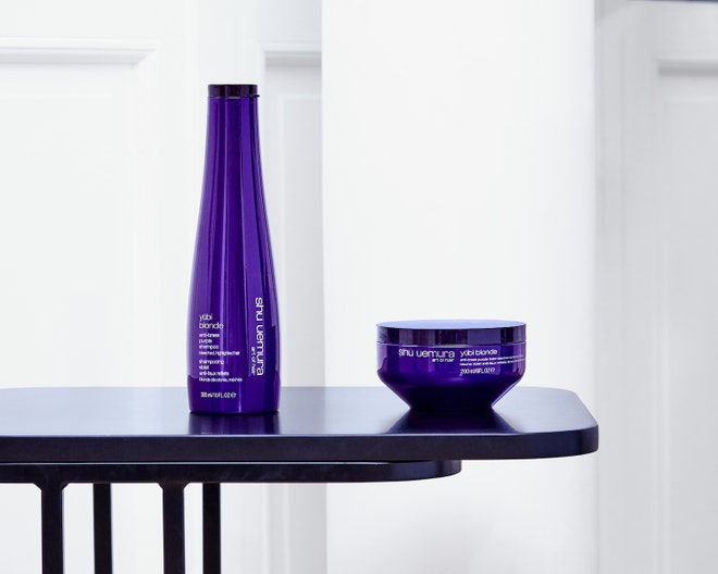Šampon Yūbi Blonde Anti-Brass Purple Shampoo, maska na vlasy Yūbi Blonde Anti-Brass Purple Balm, oboje SHU UEMURA