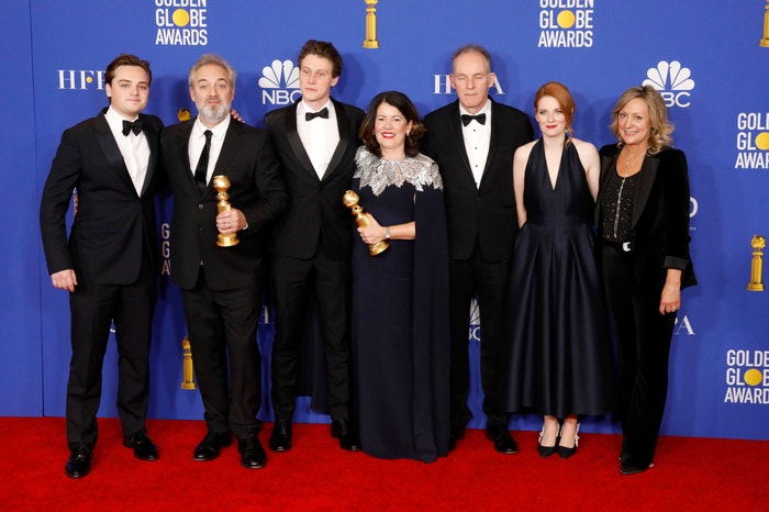 Dean-Charles Chapman, Sam Mendes, George MacKay, Pippa Harris a Krysty Wilson-Cairns přebírají Zlaté glóby za snímek 1917.