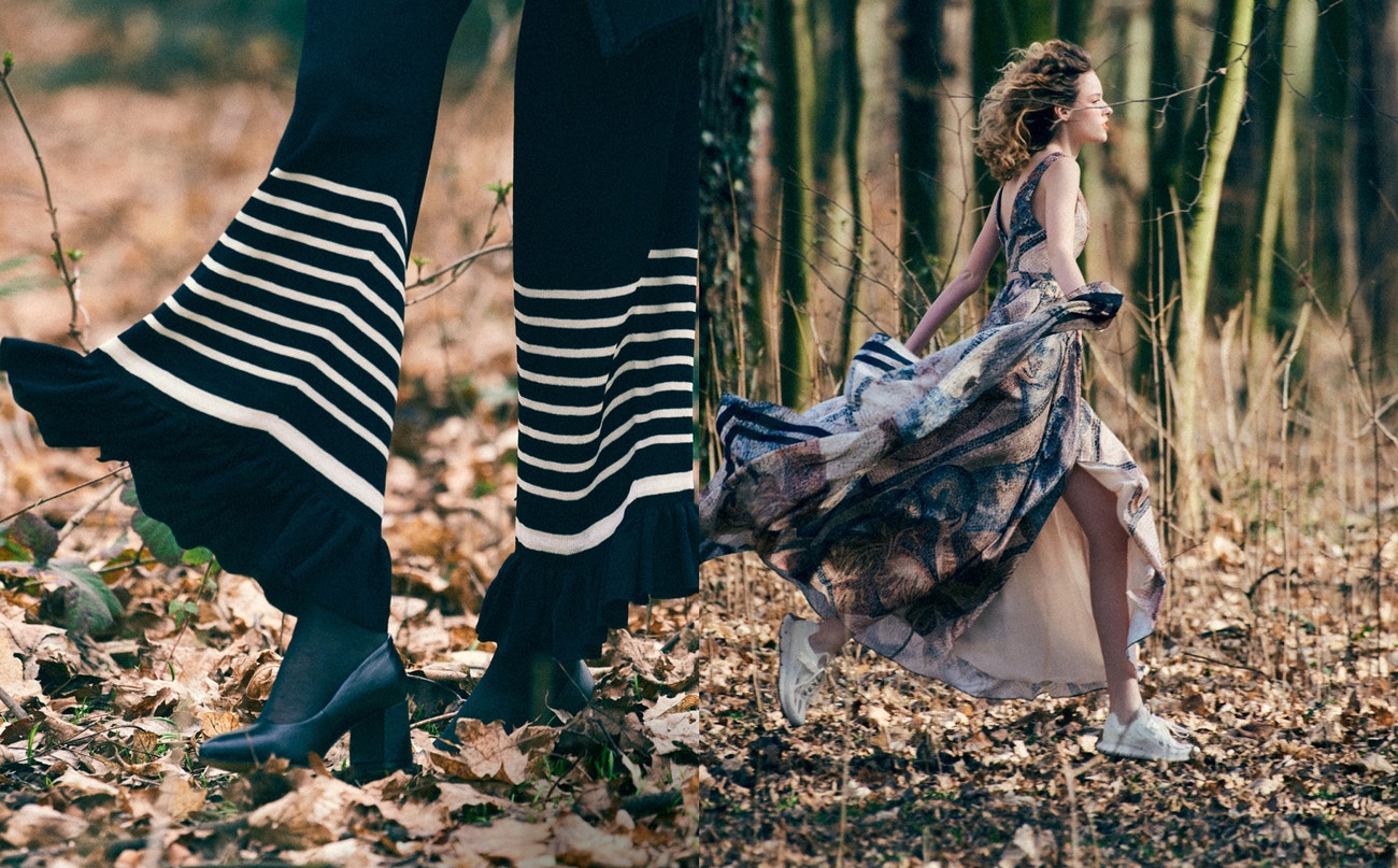 Vlevo: kalhoty z žebrovaného úpletu, H&M Conscious Exclusive, prodává H&M, 1 799 Kč; punčocháče, modelčiny vlastní; boty, LASOCKI, prodává CCC.  Vpravo: dlouhé šaty s mozaikou, šátek z hedvábné směsi, obojí H&M Conscious Exclusive, dlouhé šaty s mozaikou prodává H&M, 5 999 Kč, šátek z hedvábné směsi prodává H&M, 599 Kč; šperky, PANDORA, prodává PANDORA, 1 199 Kč, tenisky, REEBOK Zig Kinetica Concept Type-1.