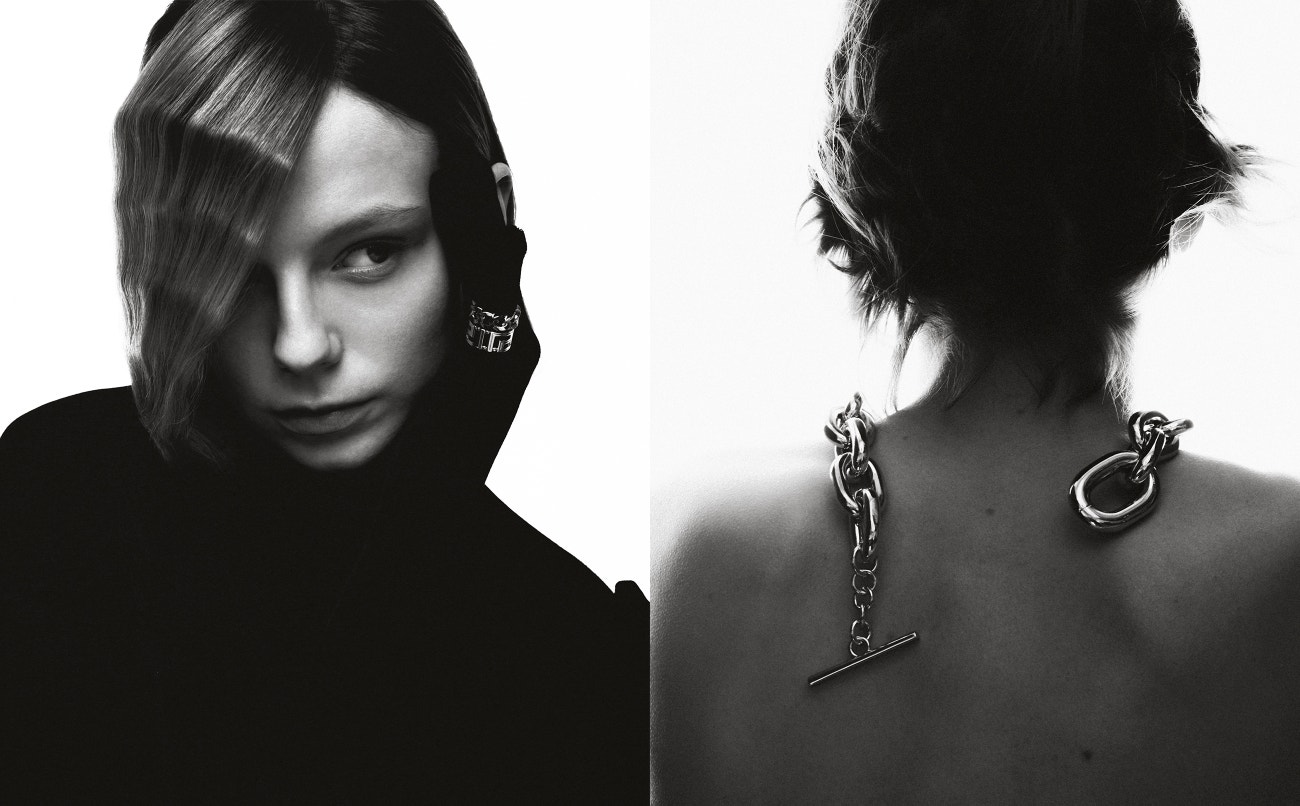 Vpravo: top, RICHARD QUINN; prsten, VERSACE        Vlevo: náhrdelník, PACO RABANNE