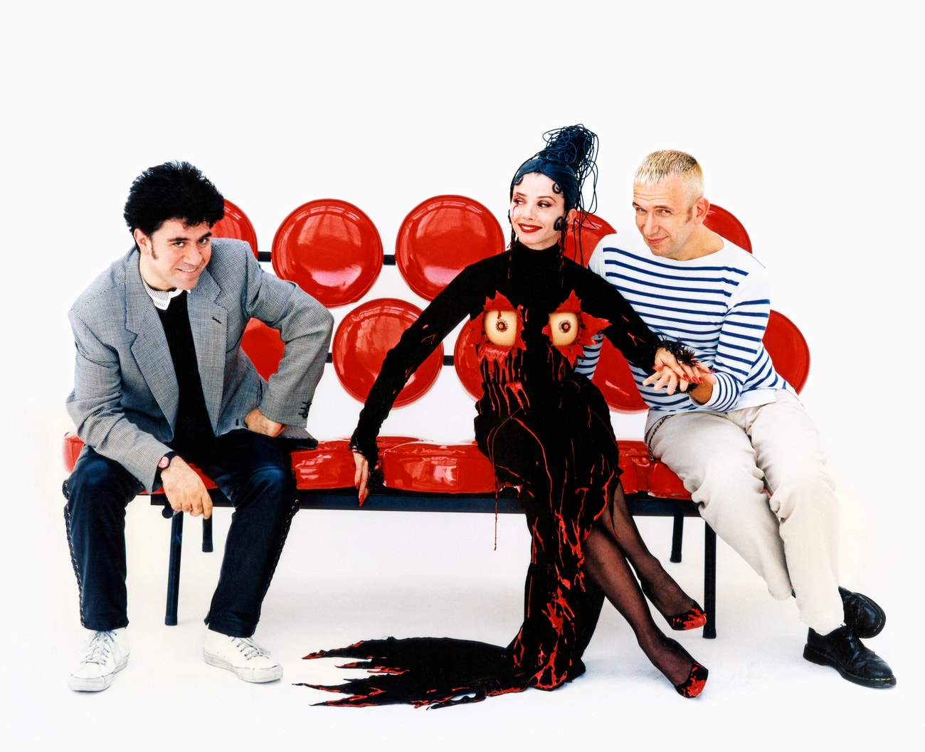 Pedro Almodóvar, Victoria Abril a Jean Paul Gaultier na natáčení filmu Kika, 1994