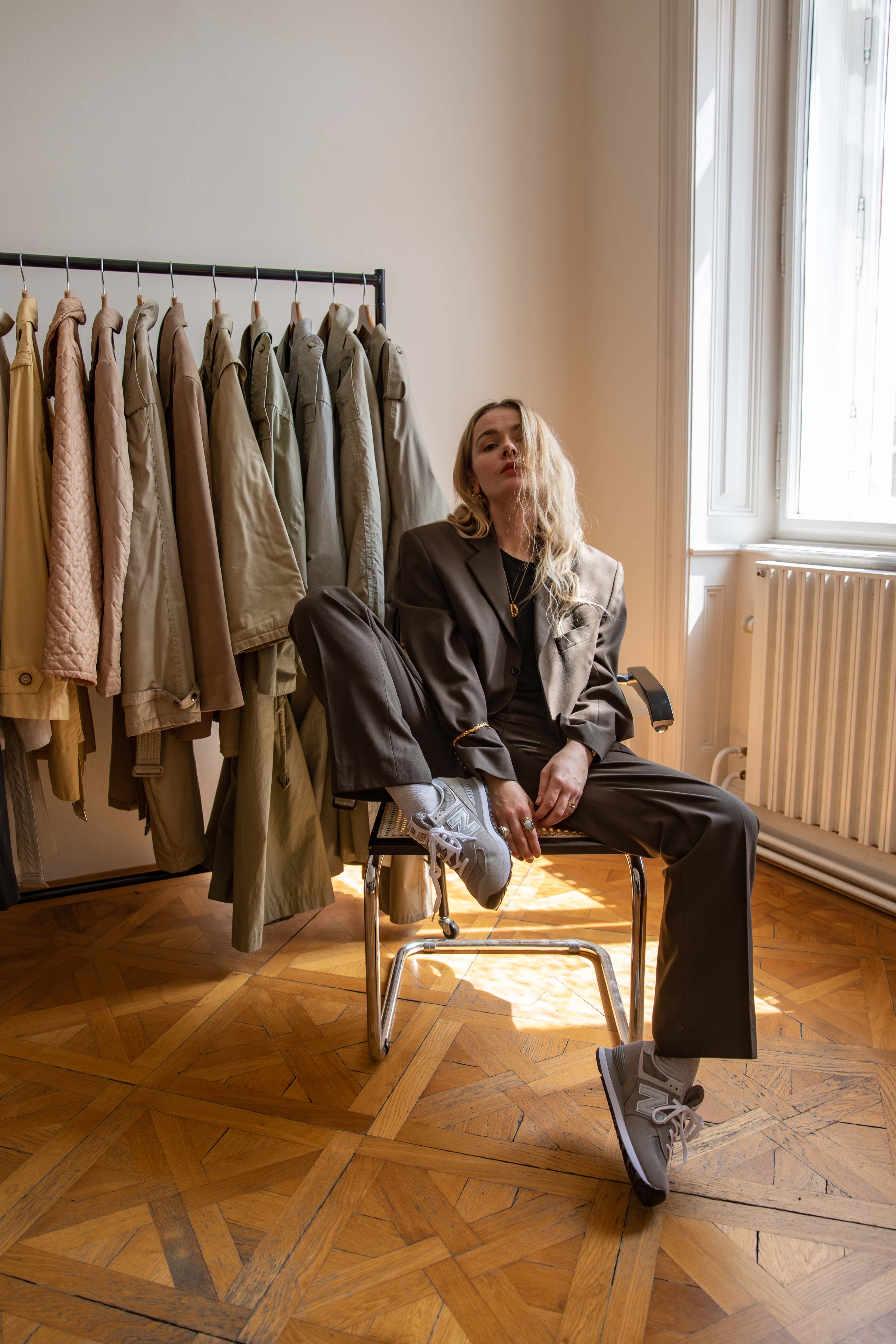 Co bylo kdysi v tvém životě přímo nemyslitelné a nyní je to běžná realita? „Byla to představa, že mě bude živit má největší vášeň. Že budu každý den pomáhat s módním sebevyjádřením ostatním, že budu mít tvůrčí svobodu (a za zády vždy svou vlastní rodinu). Nepřestávám za to děkovat vesmíru,“ svěřuje se Lucie Kratochvílová, majitelka vintage obchodu Lula Vintage Prague. Co bylo kdysi v tvém životě přímo nemyslitelné a nyní je to běžná realita? „Byla to představa, že mě bude živit má největší vášeň. Že budu každý den pomáhat s módním sebevyjádřením ostatním, že budu mít tvůrčí svobodu (a za zády vždy svou vlastní rodinu). Nepřestávám za to děkovat vesmíru,“ svěřuje se Lucie Kratochvílová, majitelka vintage obchodu Lula Vintage Prague.