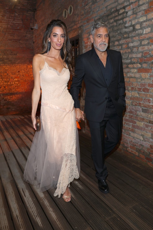 Amal Clooney v šatech Dior a George Clooney