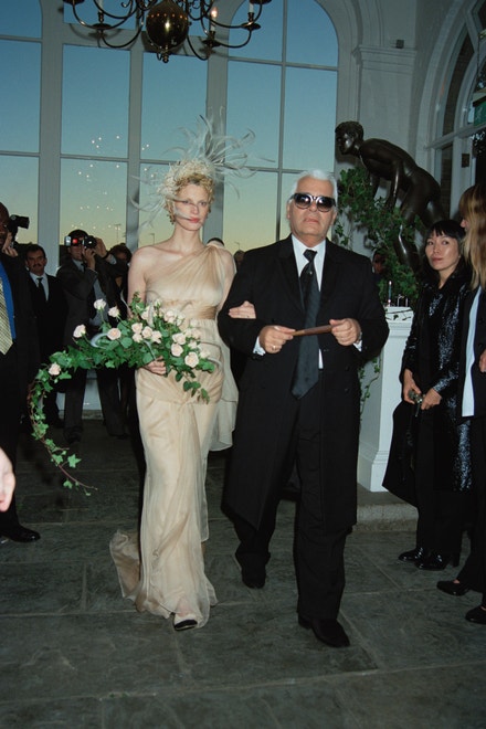 Svatba Kristen McMenamy s fotografem Milesem Aldridgem v Kensingtonu, říjen 1997